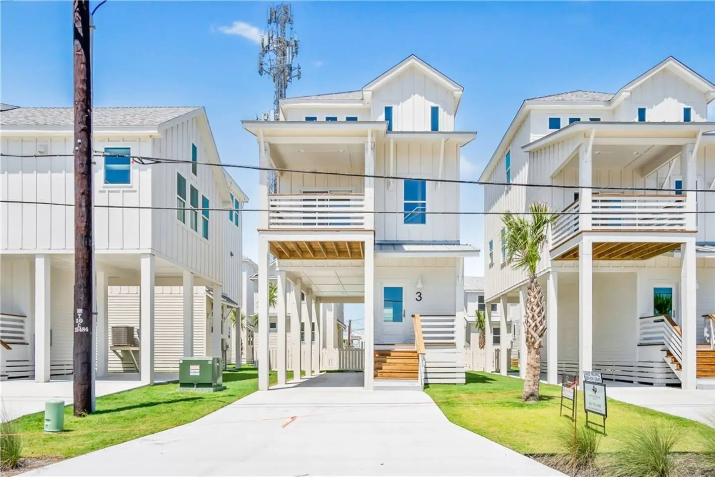 Modern coastal home with private parking, perfectly located near Old Town Port A.